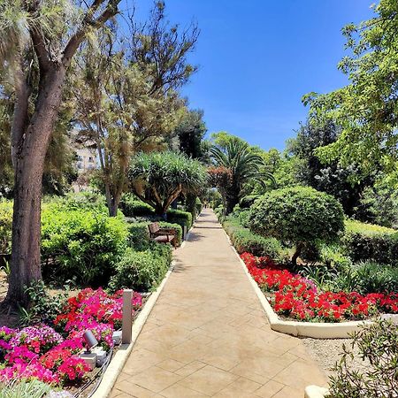 The Phoenicia Malta Floriana Luaran gambar The gardens of the Villa Paternò.