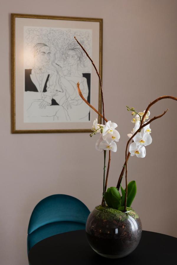 The Phoenicia Malta Floriana Luaran gambar A white orchid