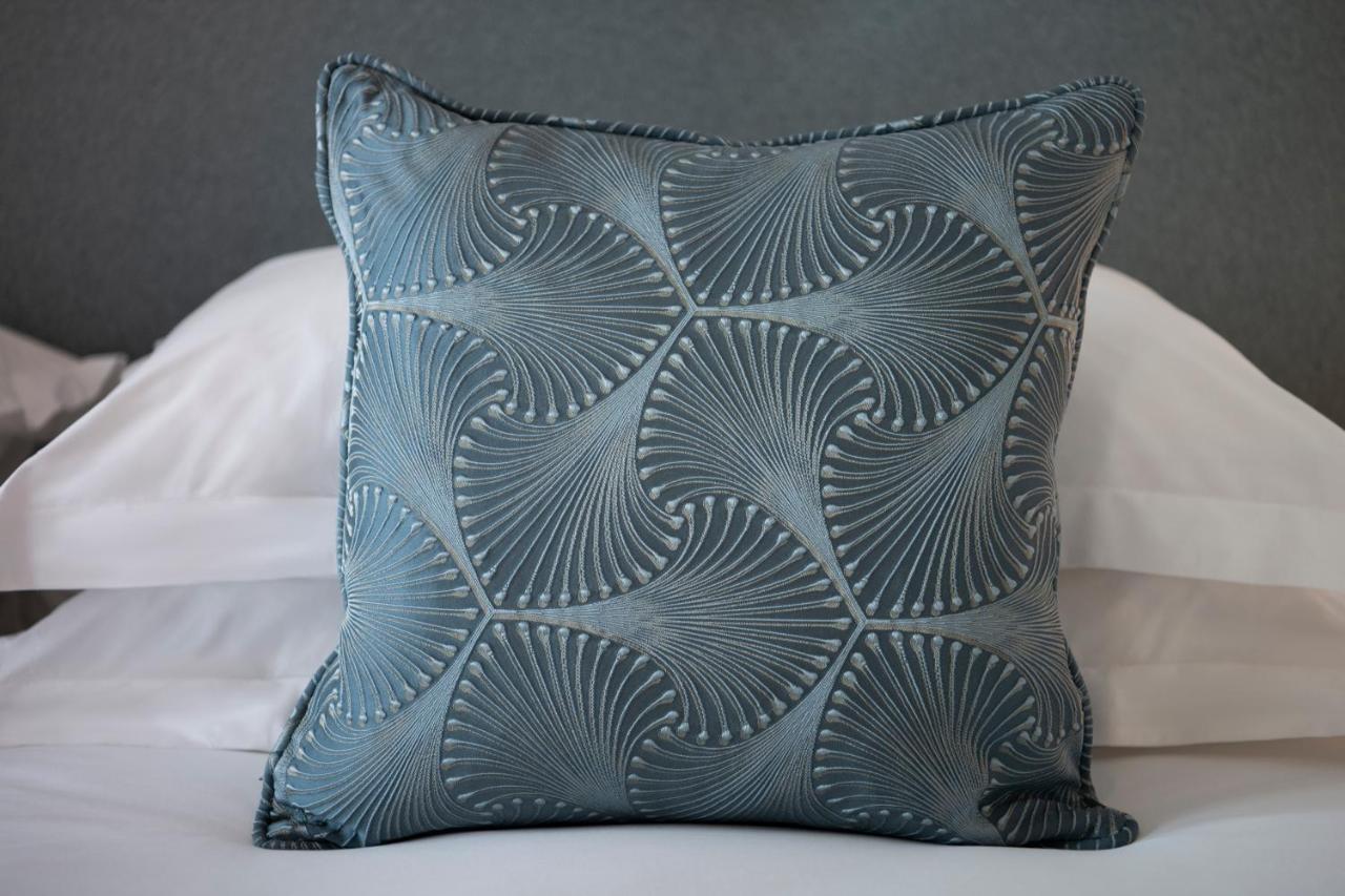 The Phoenicia Malta Floriana Luaran gambar A throw pillow