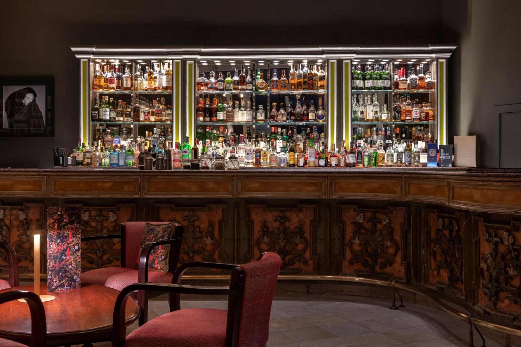 The Phoenicia Malta Floriana Luaran gambar The bar at the hotel
