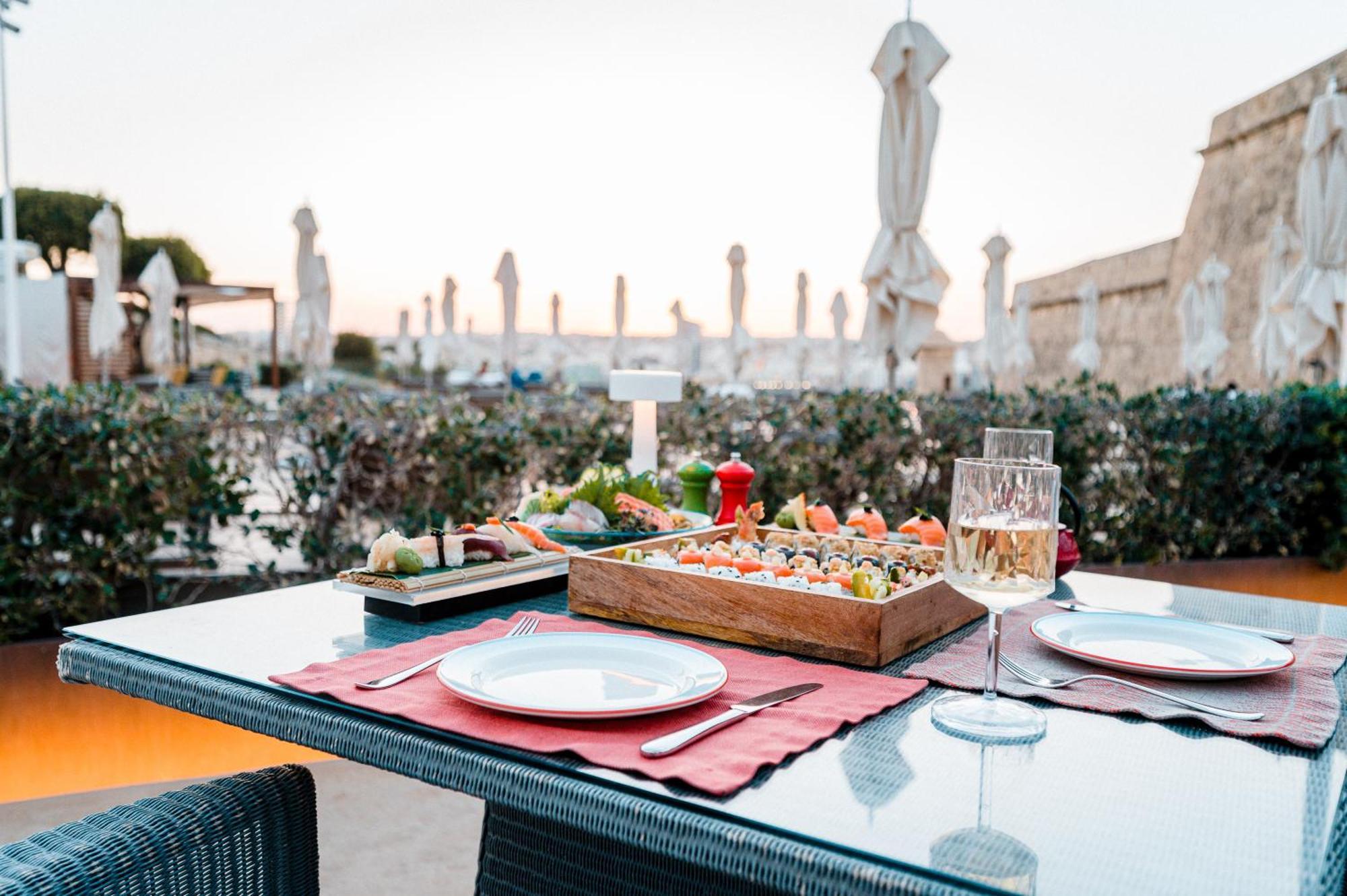 The Phoenicia Malta Floriana Luaran gambar A table set for dinner